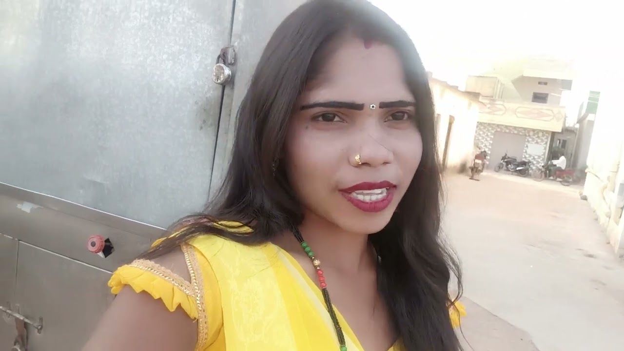 दोस्तों ब्लोग वीडियो बनाने के लिए रूम से बाहर निकली हूं आज।