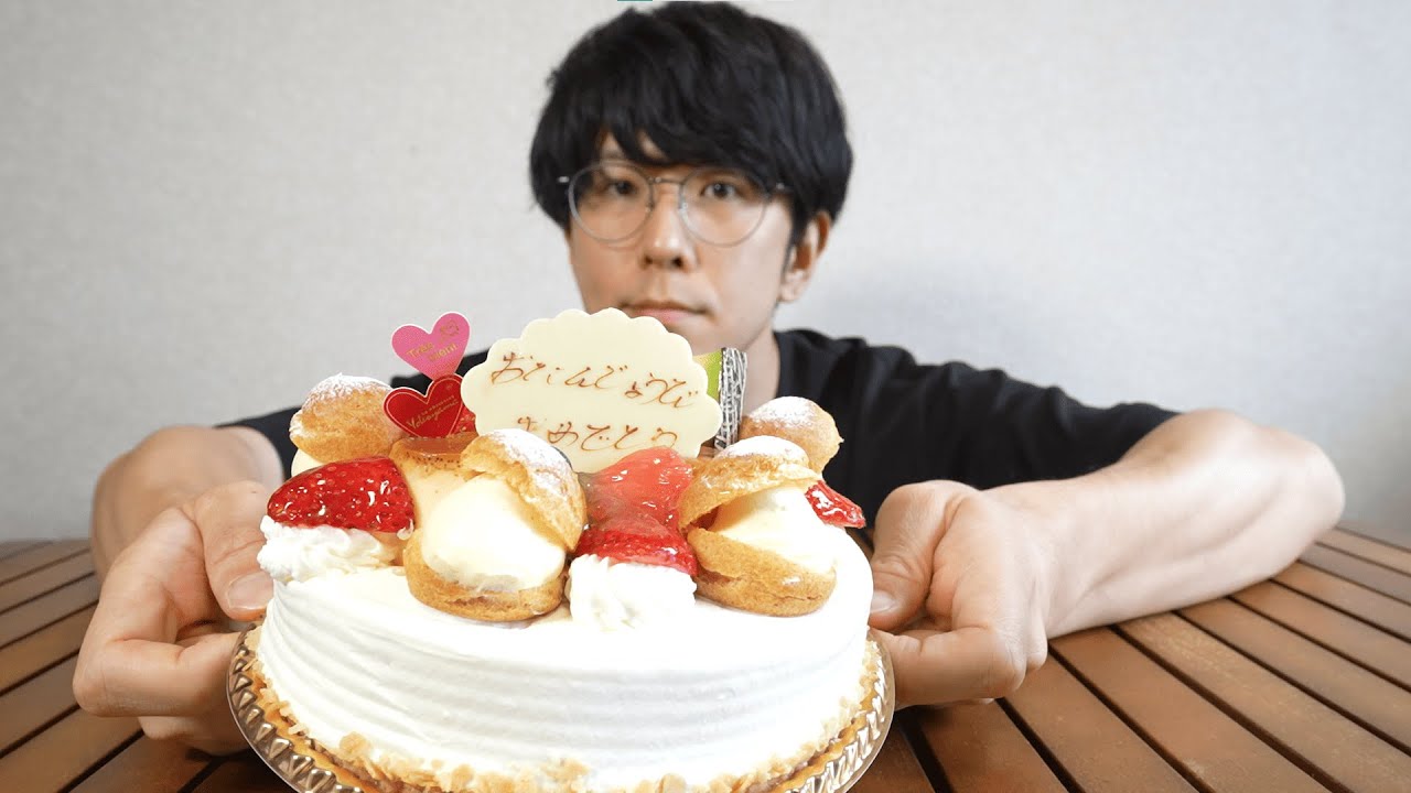 ホールケーキ食べたかったので、誕生日をお祝いしてみた