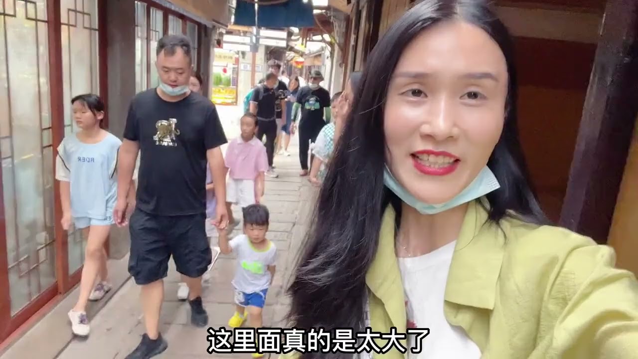 带着6个孩子去旅游，队伍庞大引人注目，参观大院宝妈忍不住联想
