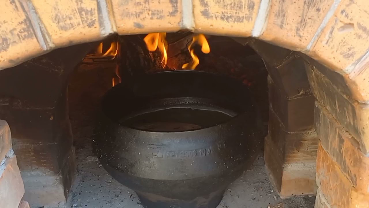 Вкусный Борщ готовится в русской печи .