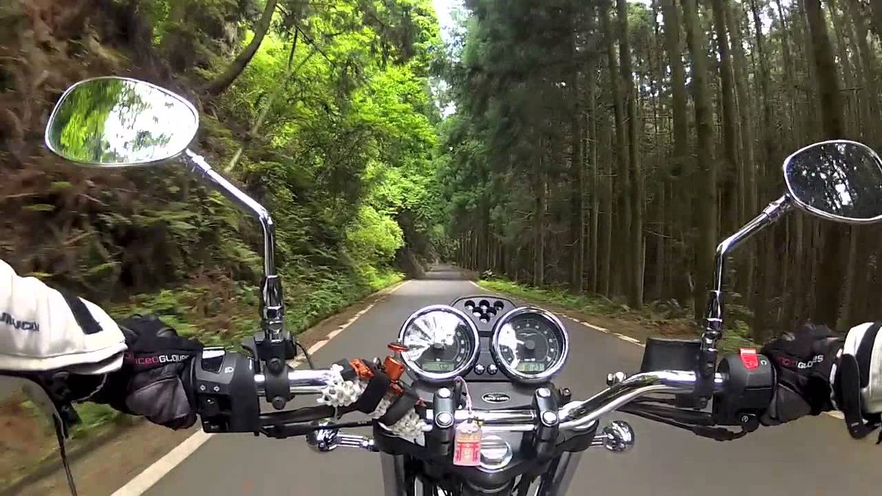 Moto Guzzi V7 Classic,  a green road in Japan (1)
