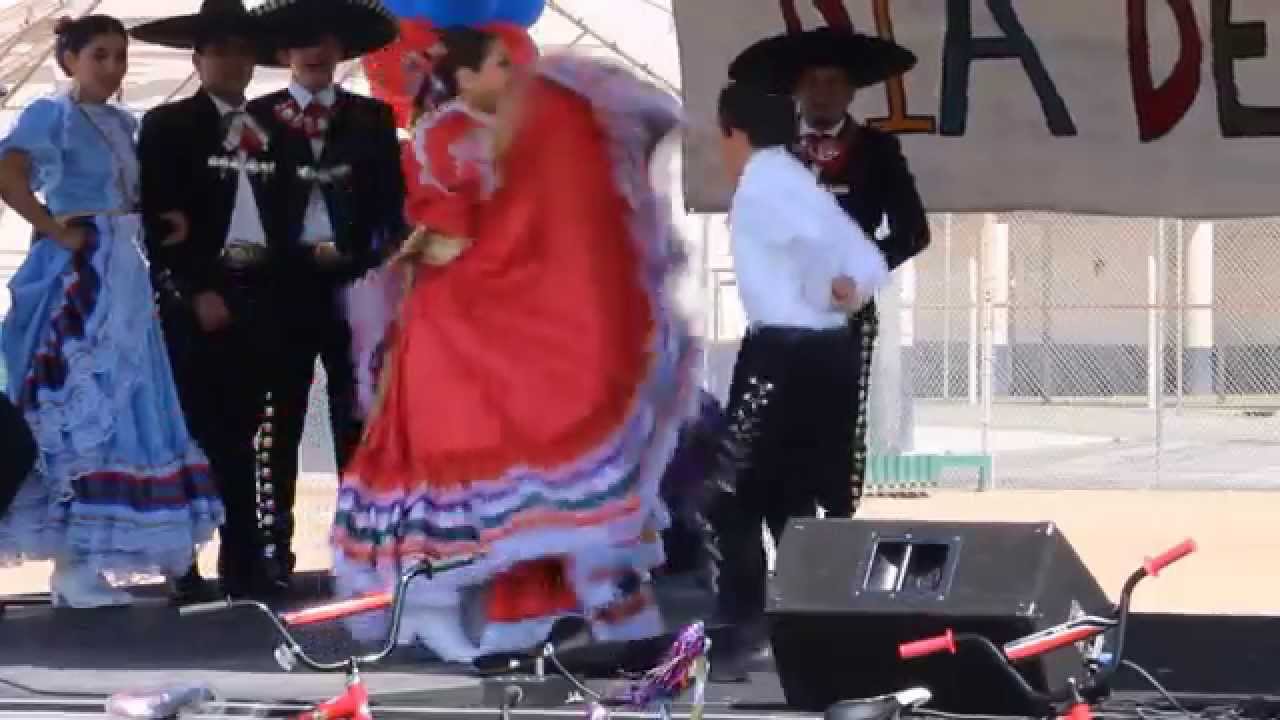 El Huizache (Grupo Folklorico Revolucion) Celinda and London