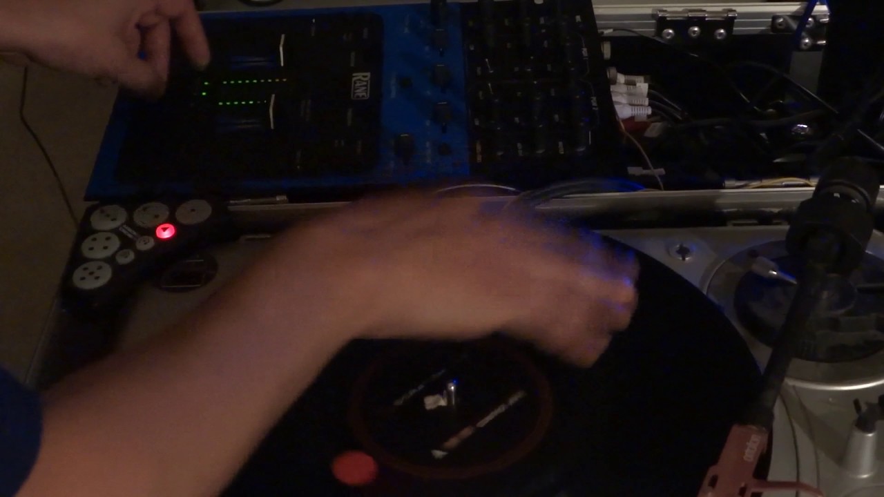 Scratch practice with a Rane TTM56 mixer and a Vestax PDX 2000 turntable in Serato