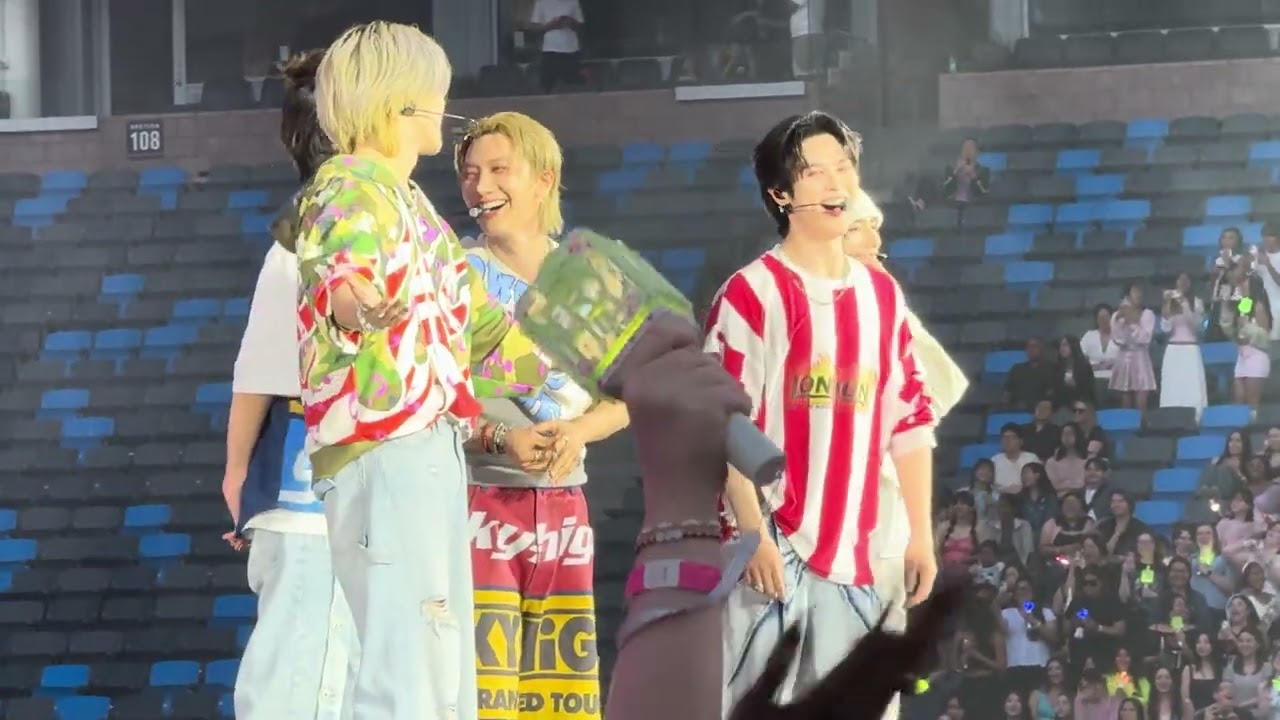 WayV ‘Give Me That + Intro Ment + Love Talk’ 🔥🔥🩷 @ SMTown in LA