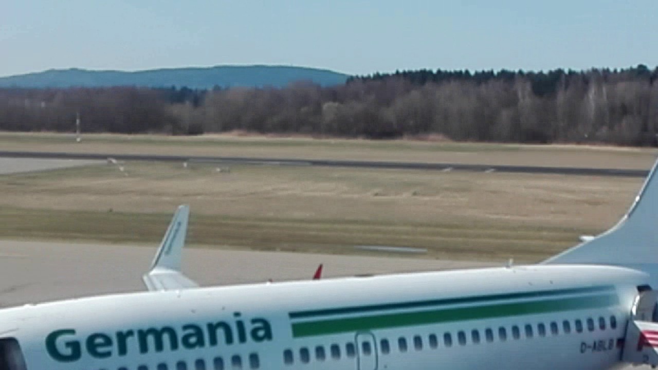 Dall' vivo aeroporto partenza dì aereo. Flughafen
