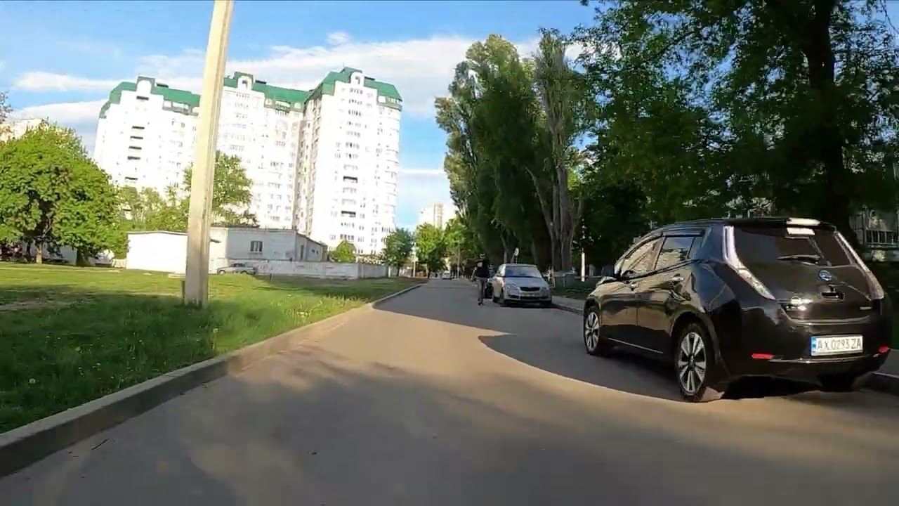 Харьков в мае 2025.  м. Студенческая, рынок возле метро. Дома и школы рядом.