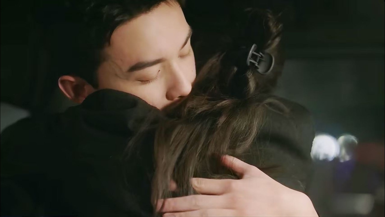 ⛄The girl stayed by her boyfriend's side and comforted him after his grandfather passed away.#love