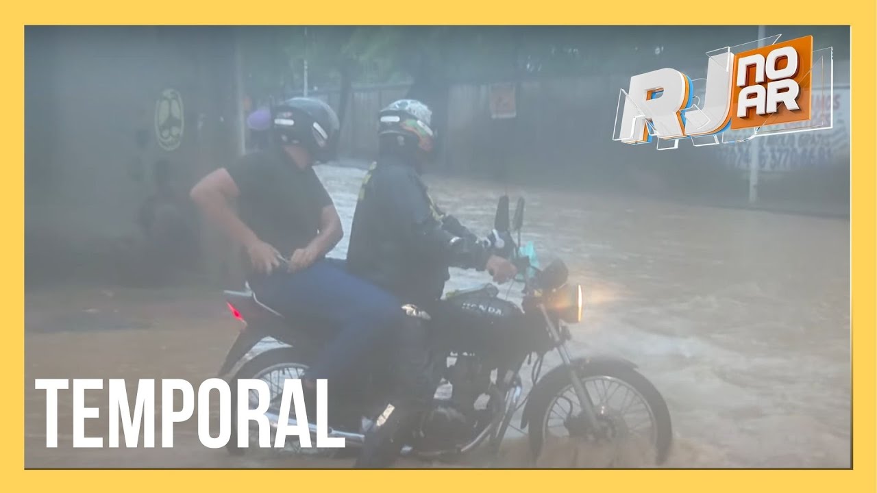 RUAS E CASAS ALAGADAS EM NOVA IGUAÇU