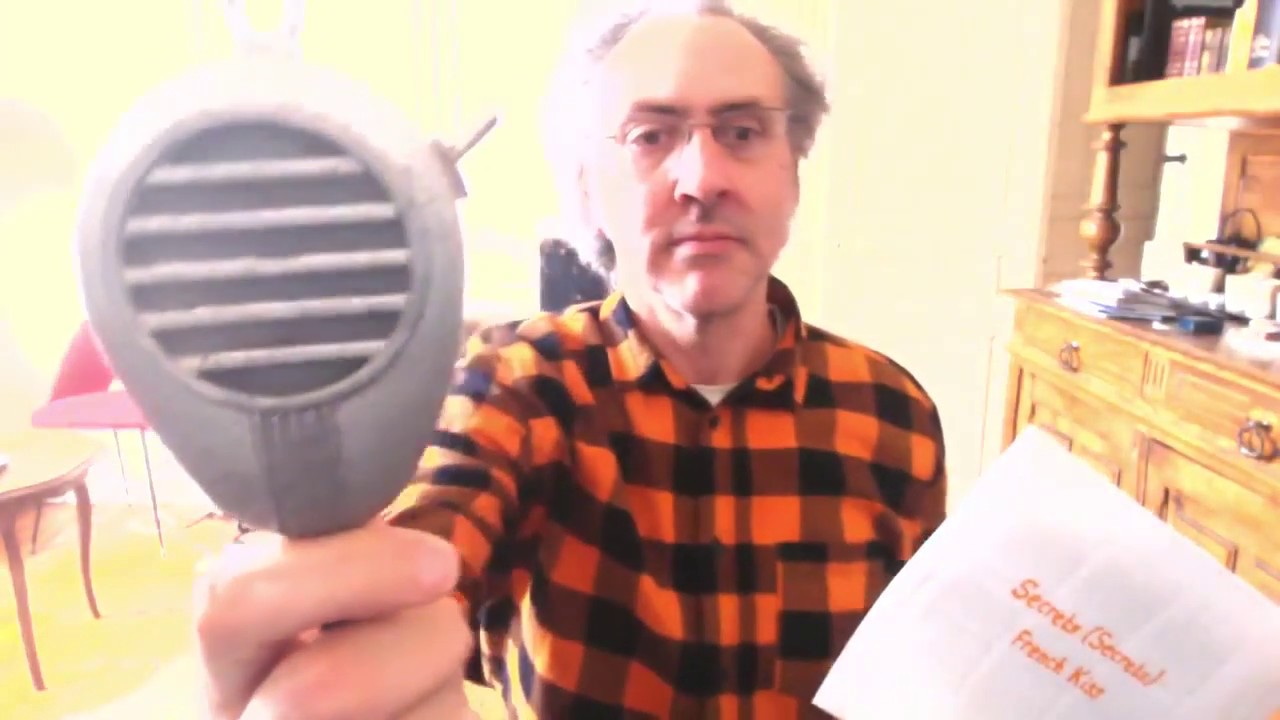 French kiss #40: "Secrets" (Dogs/ Daniel Larbaud cover)