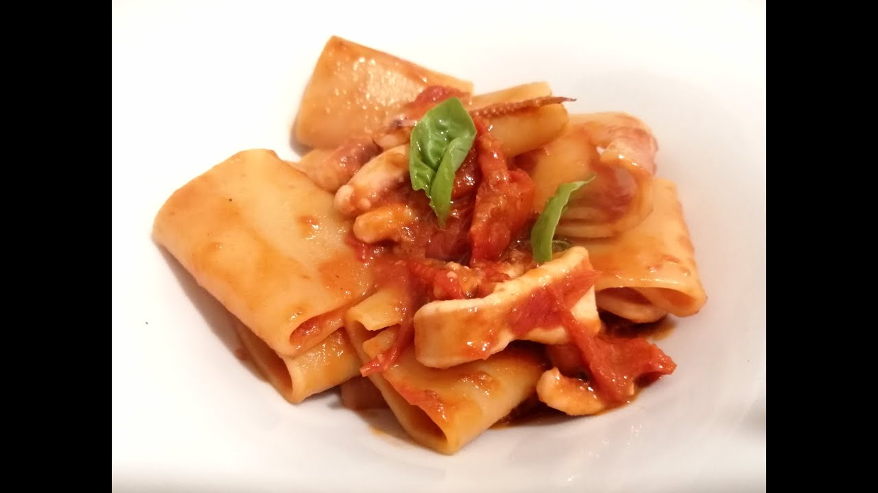 Paccheri al sugo di totani - Ricetta facile e veloce