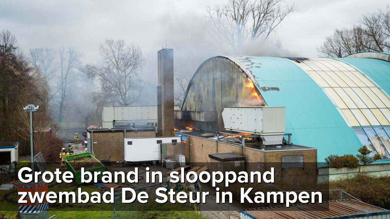 Grote brand in oud slooppand zwembad De Steur in Kampen - ©StefanVerkerk.nl