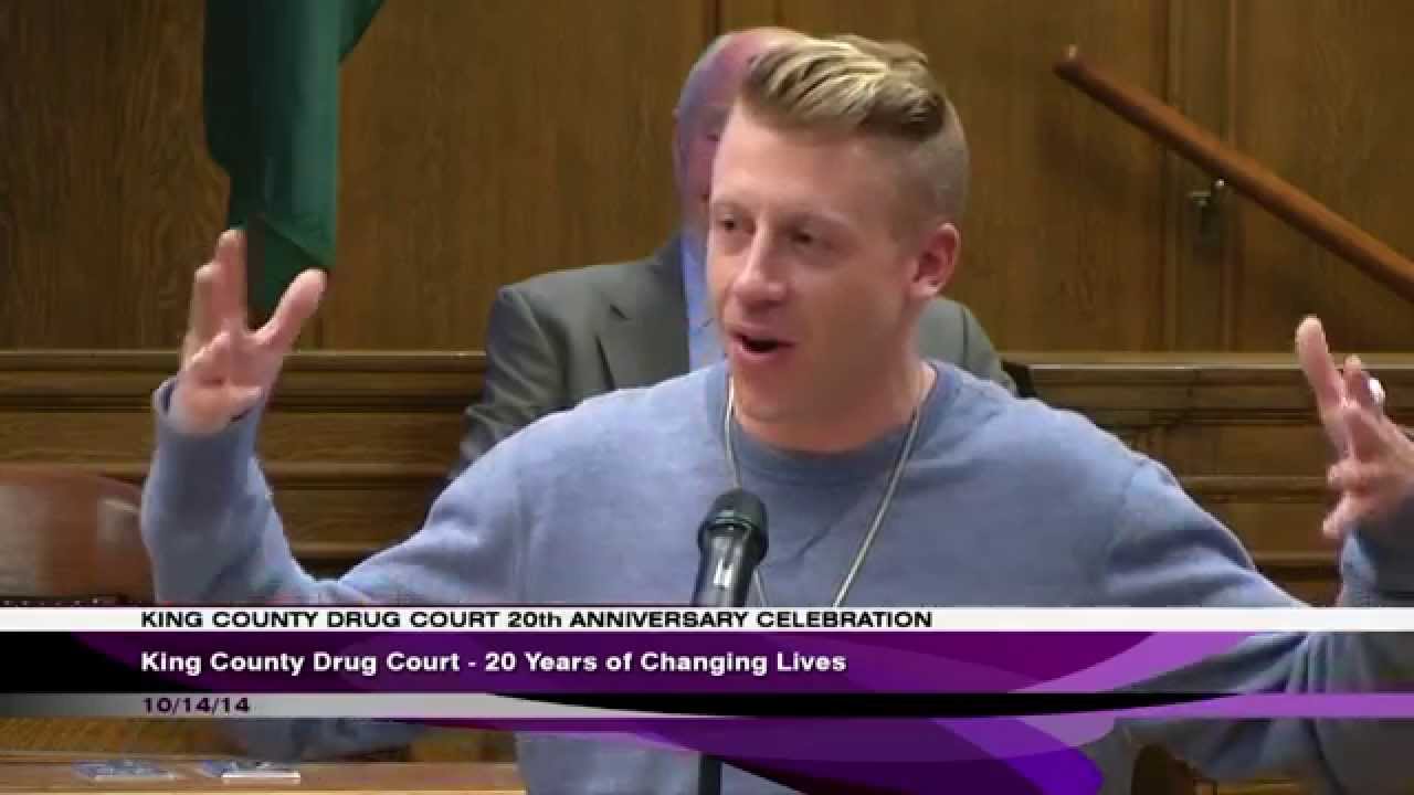 Macklemore помогает отпраздновать 20-ю годовщину наркосуда