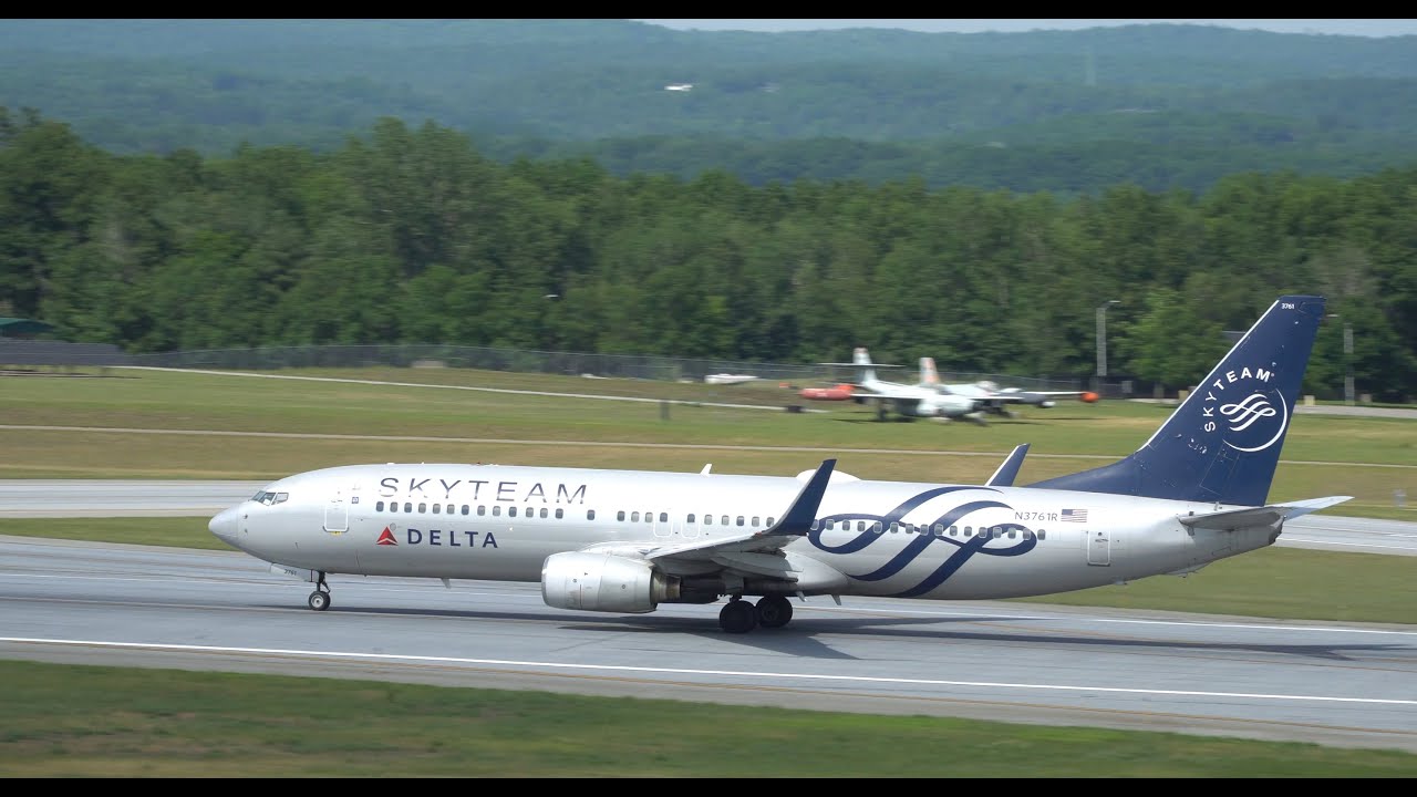 Delta Sky Team 737 visits Burlington Vermont! Planespotting at Burlington International Airport.