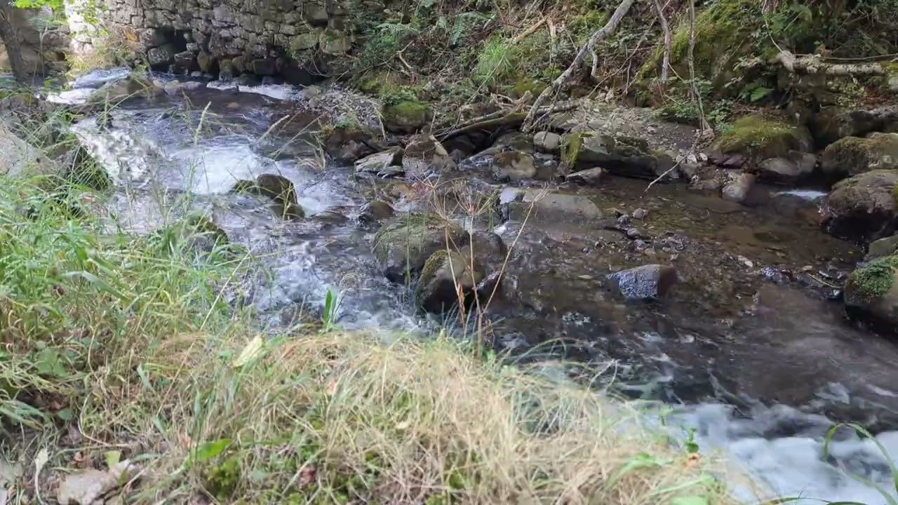 Water stream relaxing sound 1-hour loop.