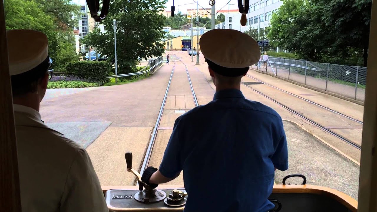 Spårvägssällskapet Ringliniens vagn M1 15 från 1902 kommer in till Gårdahallen.