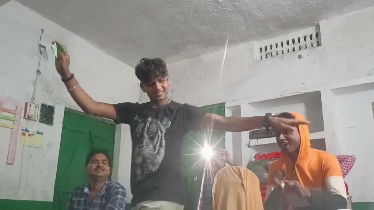 दिनेश का जबरदस्त डांस (दिलवा ले गैले राजा बोतल में भर के) जरूर देखे वीरेंद्र भी साथ में है