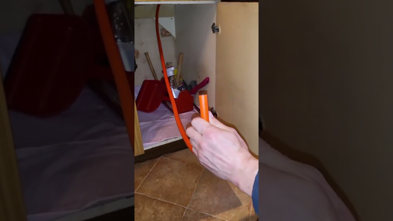 Sprawdzamy datę użytkowa na wężu i podłączenie instalacji z reduktorem gaz z zaworem bezpieczeństwa
