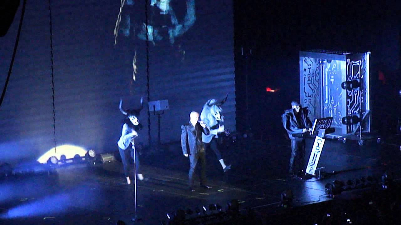 Pet Shop Boys en Chile 2013 Electric Tour - I Wouldn't Normally Do This Kind Of Things - Suburbia