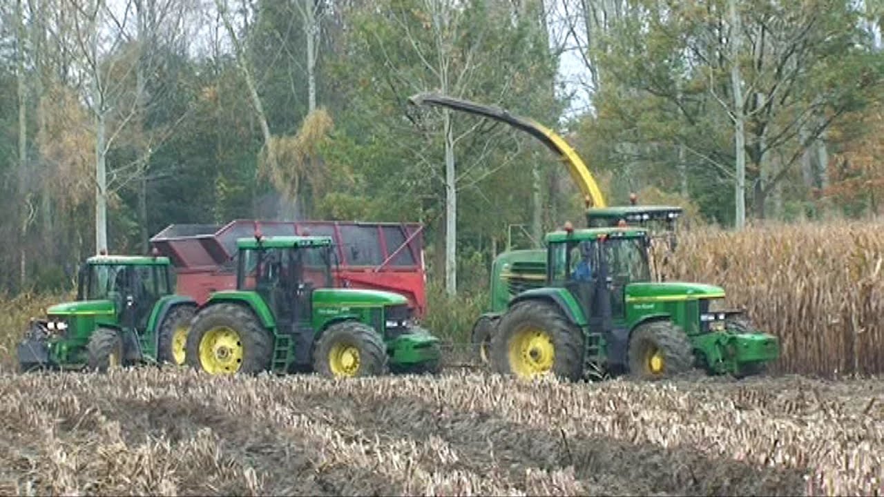 Maïs 2011 | 3 John Deere's slepen een Brimont kipper erdoor | Fendt duwt de hakselaar | wet harvest