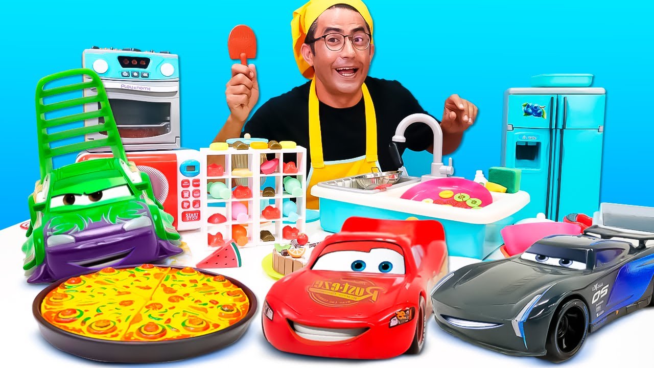Şimşek McQueen, Jackson Storm ve Wingo yarıştan &ouml;nce Nail Baba&rsquo;nın pizzasını yiyorlar!