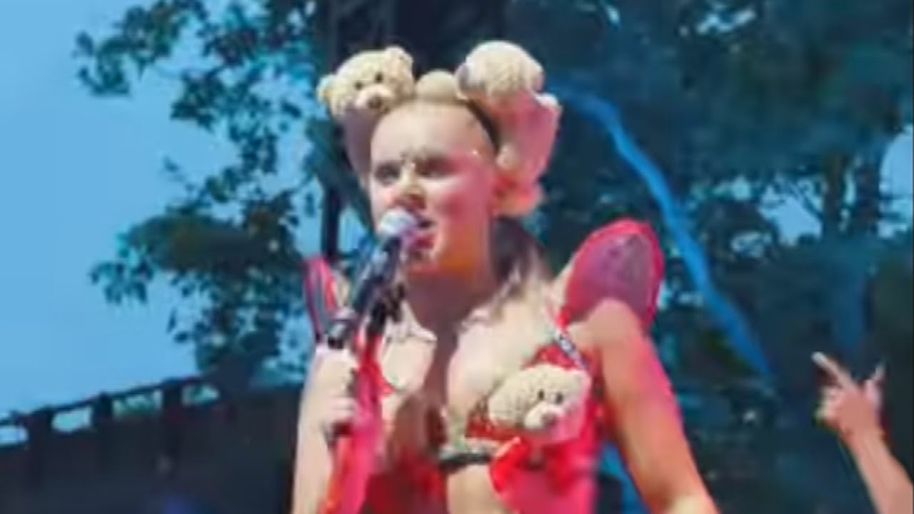JoJo Siwa CURSES OUT Crowd for BOOING Her