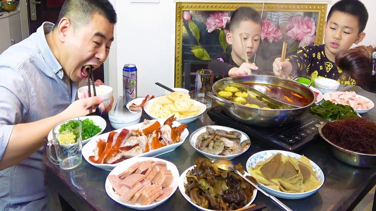 【超小厨】羊肉牛肚配黄喉，请姐夫涮火锅吃脆皮猪，一桌硬菜，放肆吃！