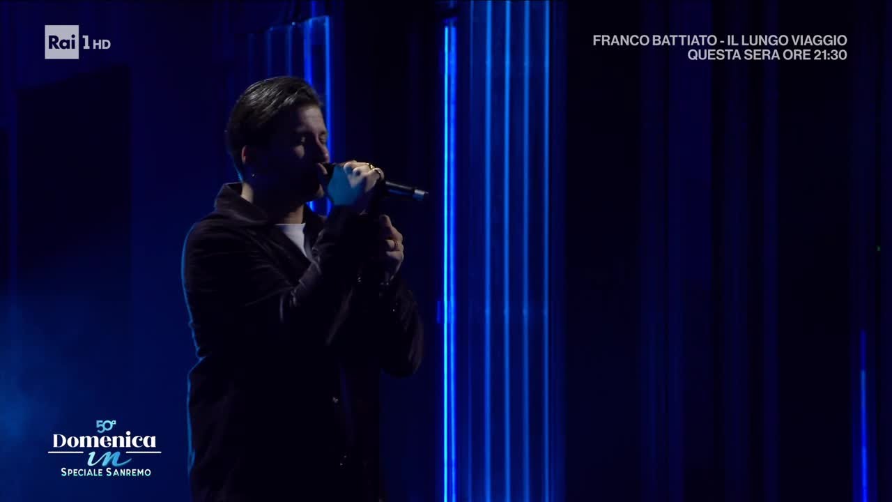 Eddie Brock canta il brano 