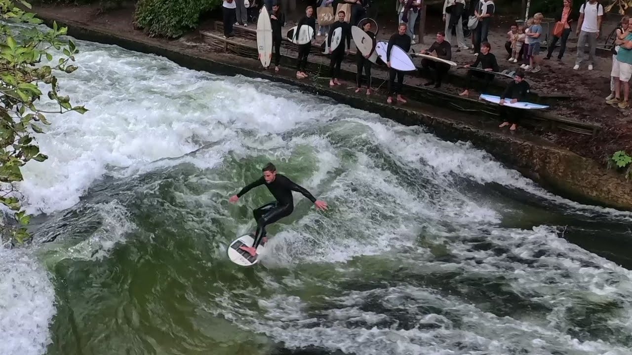 STADT MÜNCHEN 2025 - EISBACHWELLE- EISBACH SURFER WAVE - CITY MUNICH 2025