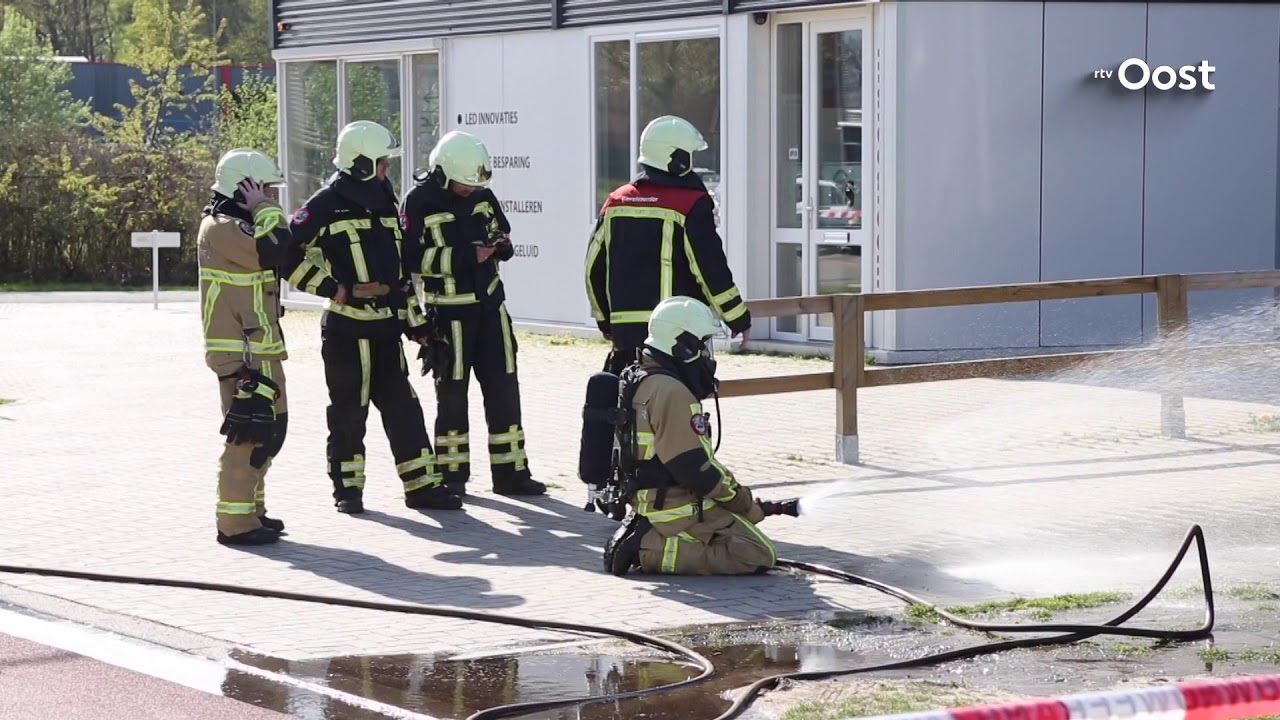 Gas lekt weg uit auto, brandweer Nijverdal schiet te hulp