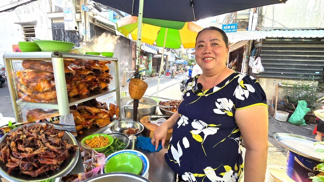 Ngất ngây mì vịt quay hầm với thuốc Bắc và nấm kim châm của bà trùm Lệ Chép ở Sài Gòn