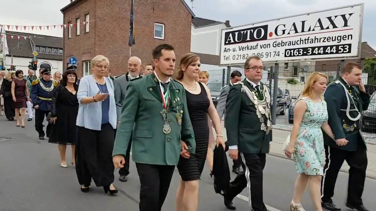 Aufmarsch aller Zugkönige mit dem Schützenkönig und seinem Gefolge in Kapellen 2016