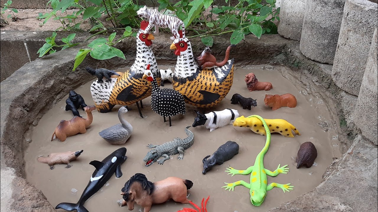 Animais de Plástico Presos na Lama Tigre Ganso Gorila Elande Camelo Lagarto Vaca Cavalo Urso Panda