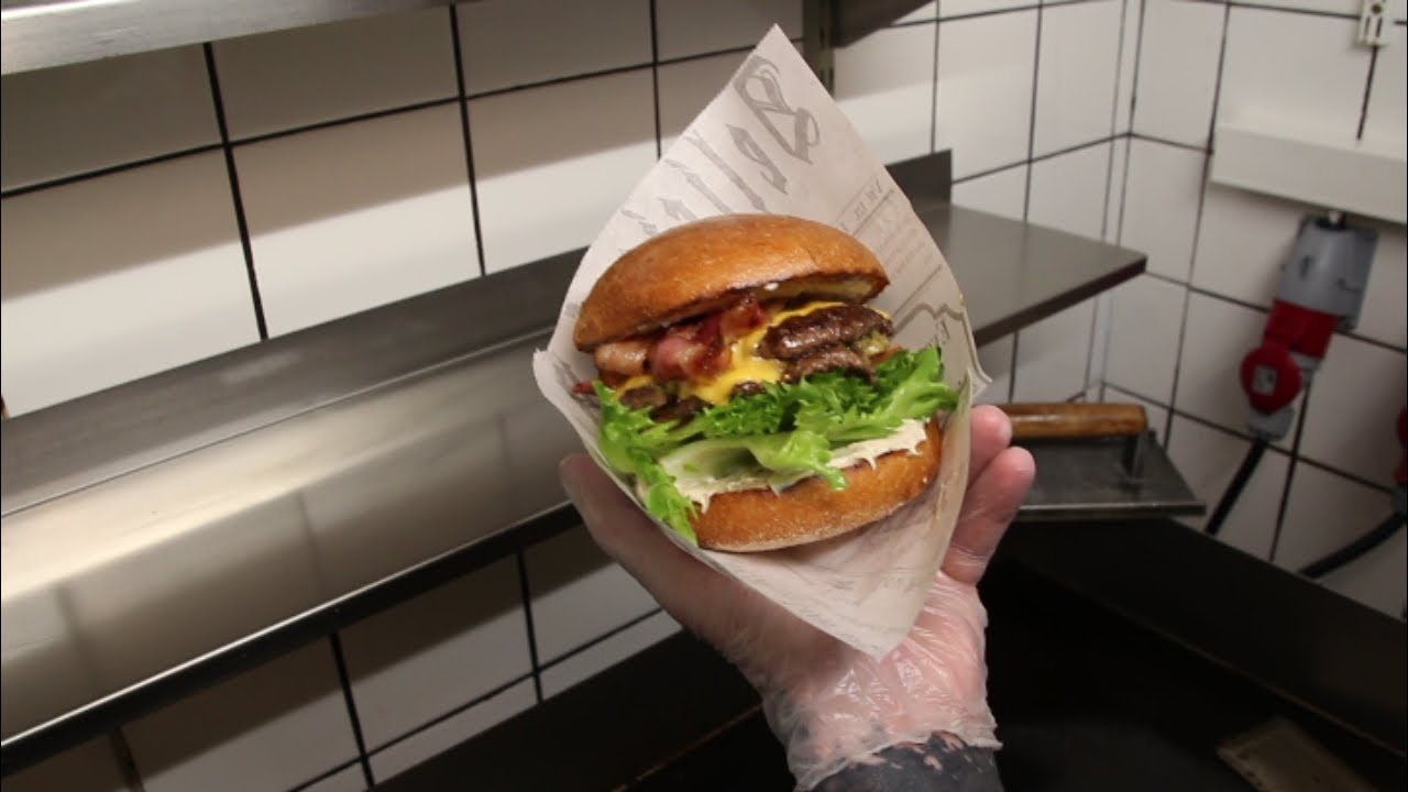 Sweden Burgers!  @McGee's! Burger-BuBBlare v.13, Cobain! Creamy Pepper dressing, 2x90g, 2xcheddar mm