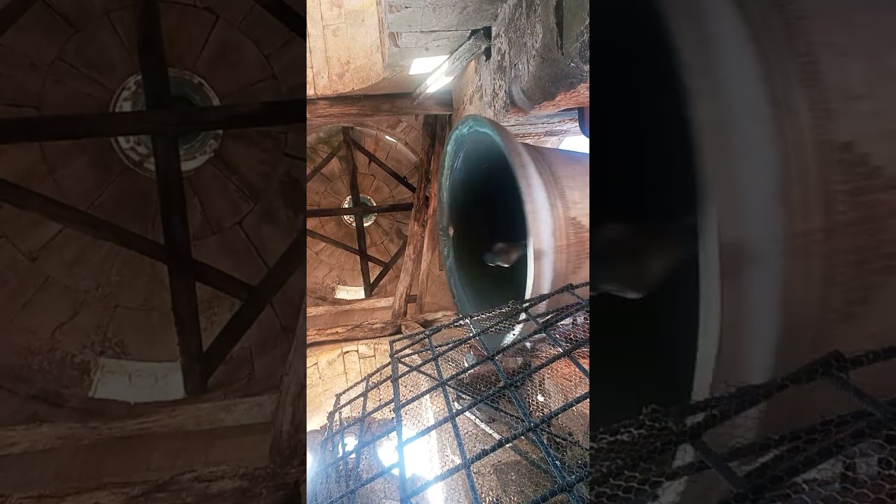 Volteo automático de campanas desde arriba en Zúñiga. Virgen de Agosto