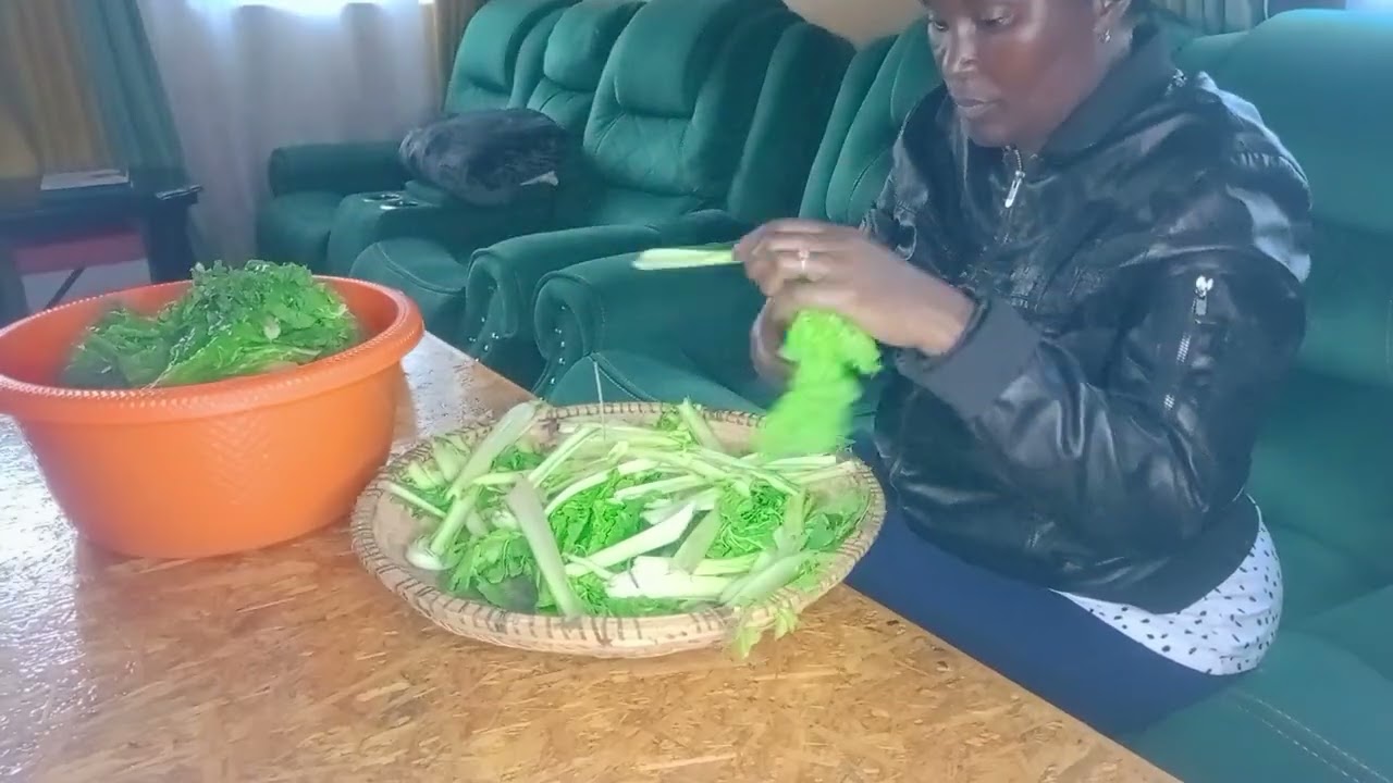 How I prepare my kienyeji vegetables.... Preparation/cleaning/cooking 