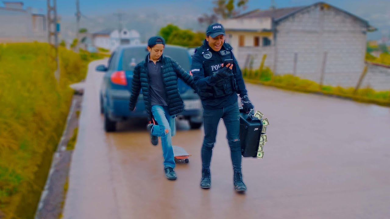 Por estar en el celular no se dio cuenta que fue arrastrad0 por un carro