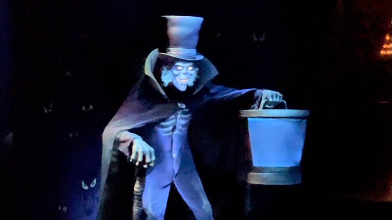 Hatbox Ghost has arrived in Walt Disney World! Haunted Mansion ride through.