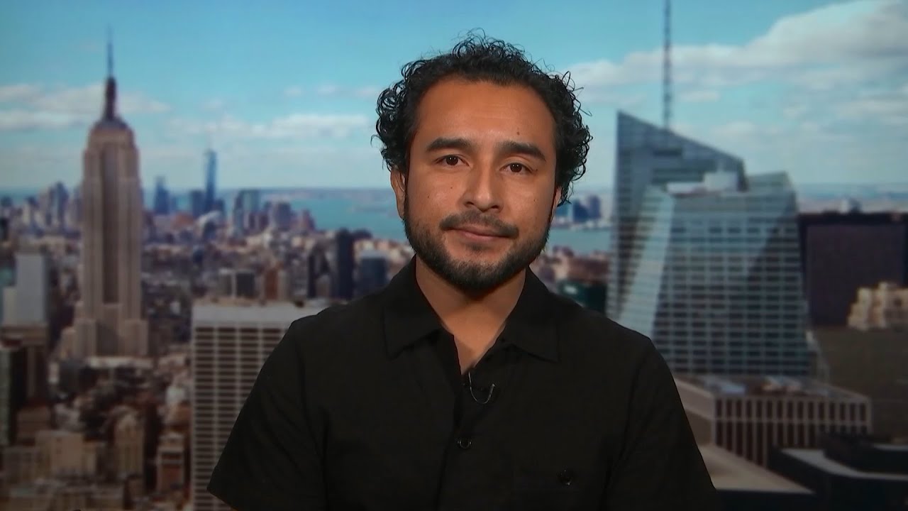 El poeta salvadoreño Javier Zamora habla de su viaje en solitario con 9 años para llegar a EE.UU.
