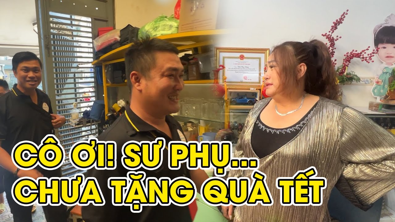 Пресса отправилась в дом Мастера Санга, чтобы потребовать подарков на Тет и окончания...