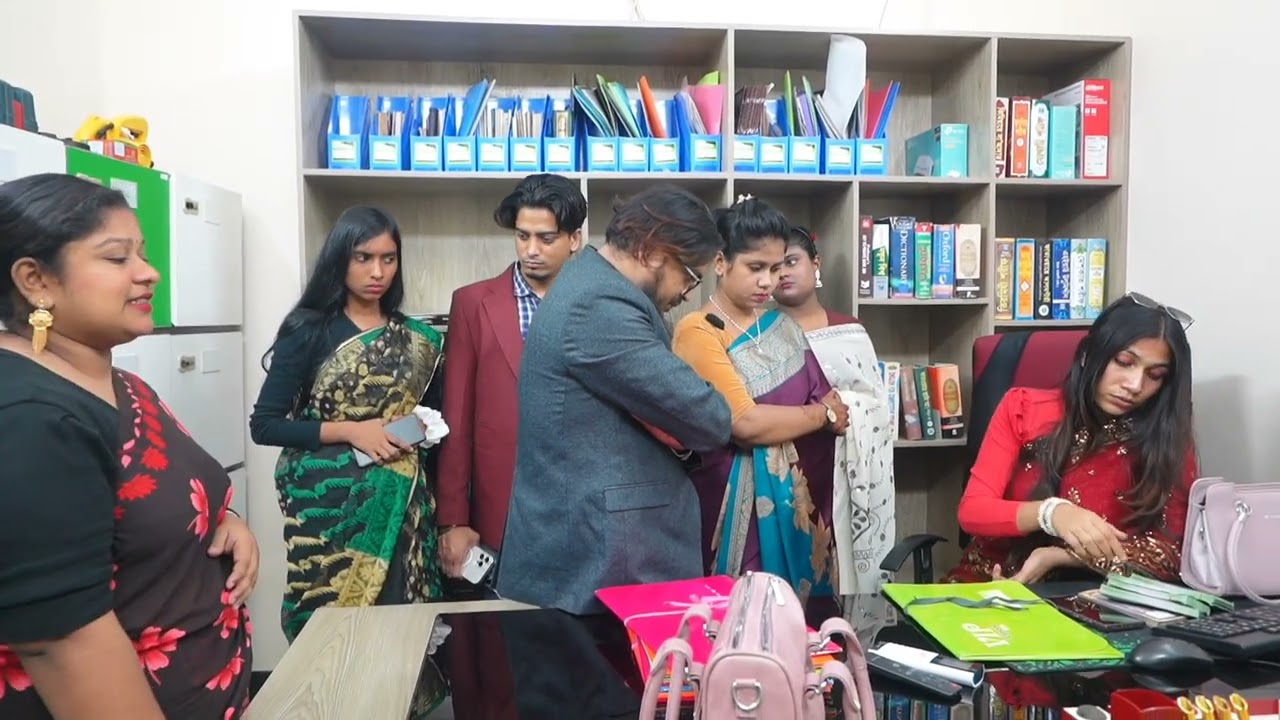 নেতার অফিসে মেয়ের বিয়ের সাহায্য চাইতে গিয়ে উল্টো ঘুষ দিতে হলো নেতার পিয়ন কে, এমন নেতা না হলে