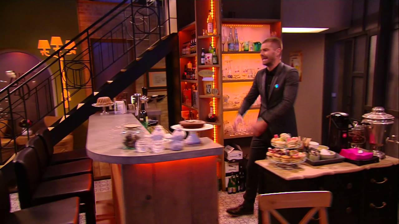 20 jaar thuis show intro, 1 continu Steadicam shot langs 9 decors.