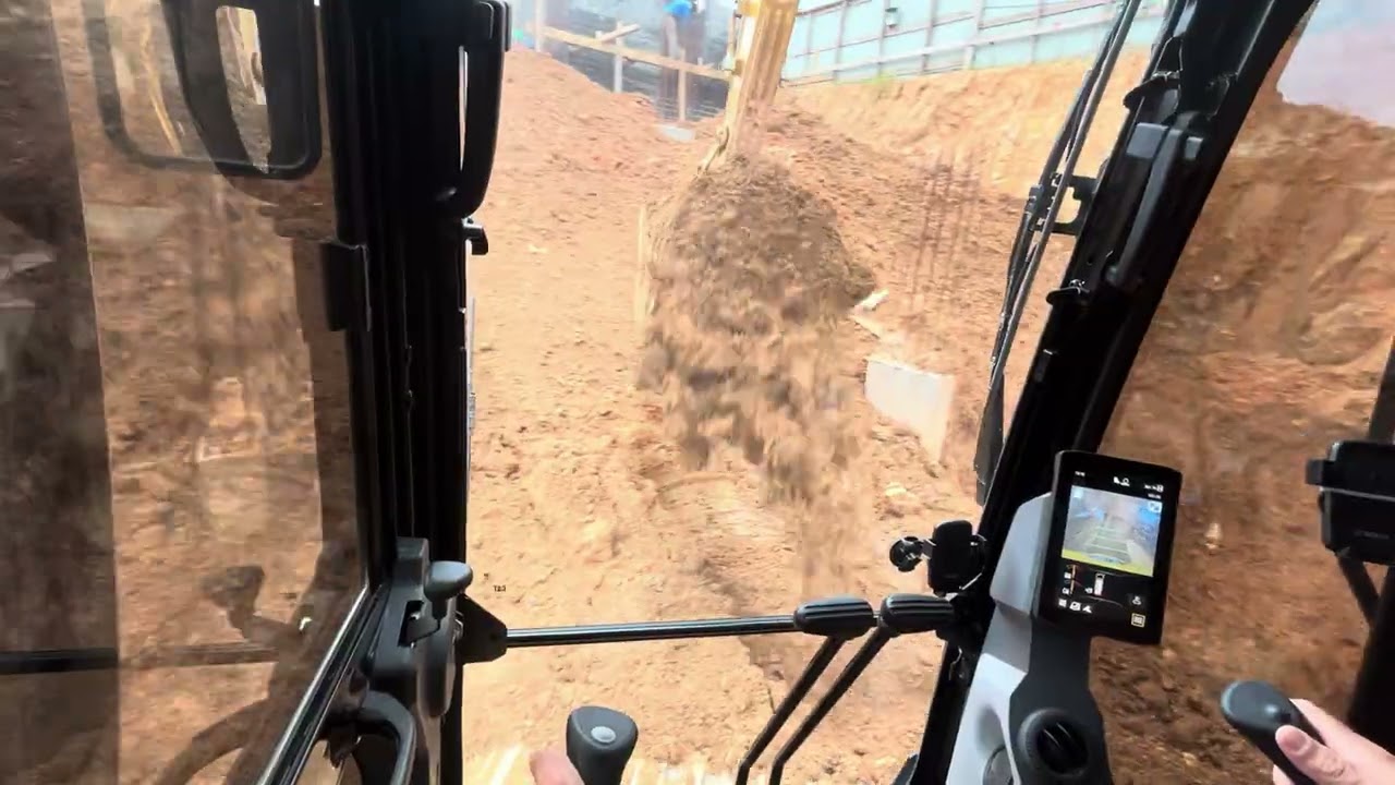 Escavação de sapatas de prédio. Escavadeira hidráulica cat 316 