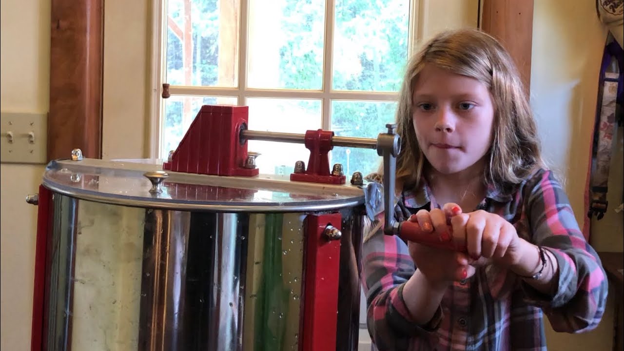 Beginning Beekeeping- Using a hand crank extractor to harvest honey!