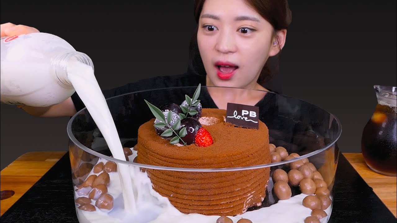 🎂Chocolate cake with Milk😍요즘 환장한다는 우유에 케이크말아먹기!😆 [Chocolate cake, Maltesers, Milk] Mukbang