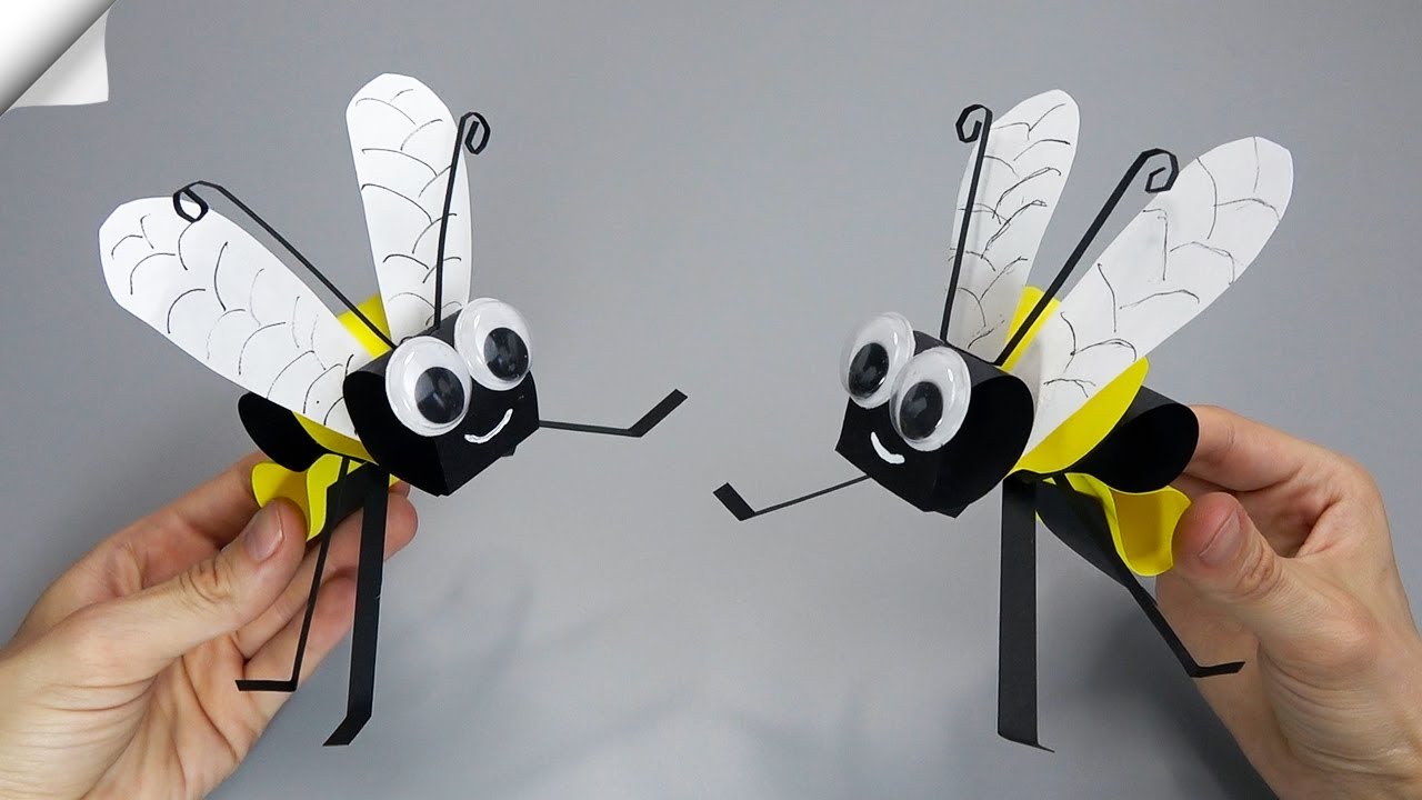 Be careful! This bee is flying.. Moving paper toys
