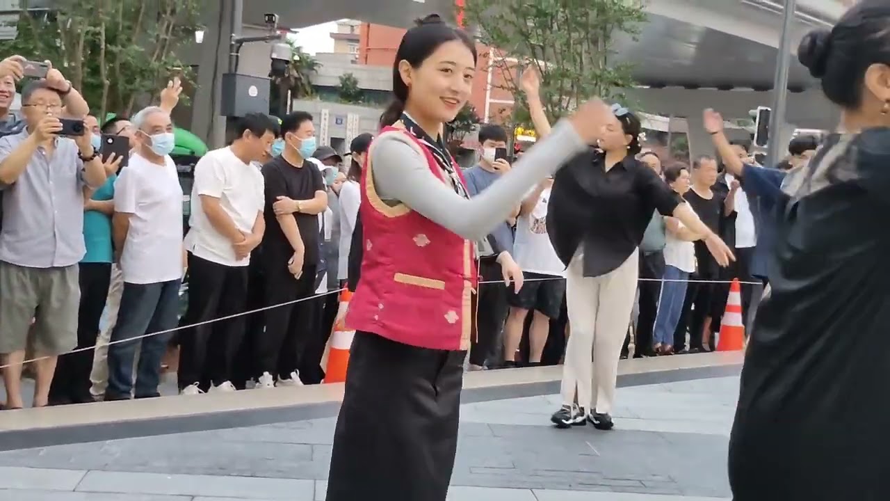 四川成都街头场景，美丽青措街头锅庄活力四射