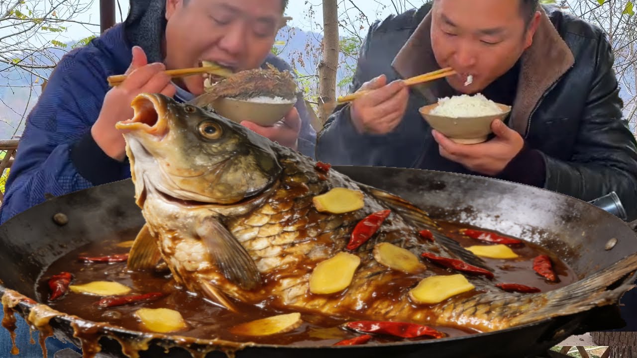 天冷抓5條鯽魚，二弟做“鐵鍋燉鯽魚”，湯鮮味美越吃越過癮！【鐵鍋視頻】