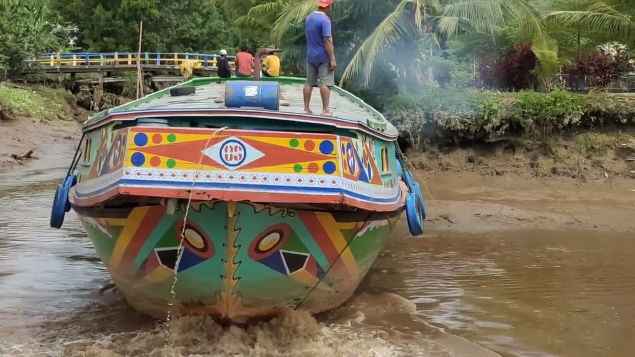 MOTOR JUKUNG JAM MEPET BERPUTAR SAAT AIR SUNGAI HAMPIR KERING