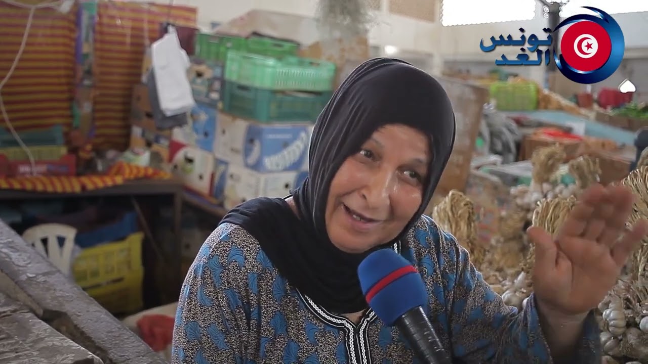 امرأة تونسية كادحة تتحمل مسؤولية عائلتها بعد وفاة زوجها..نخدم بالحلال باش نكمل رسالة المرحوم..