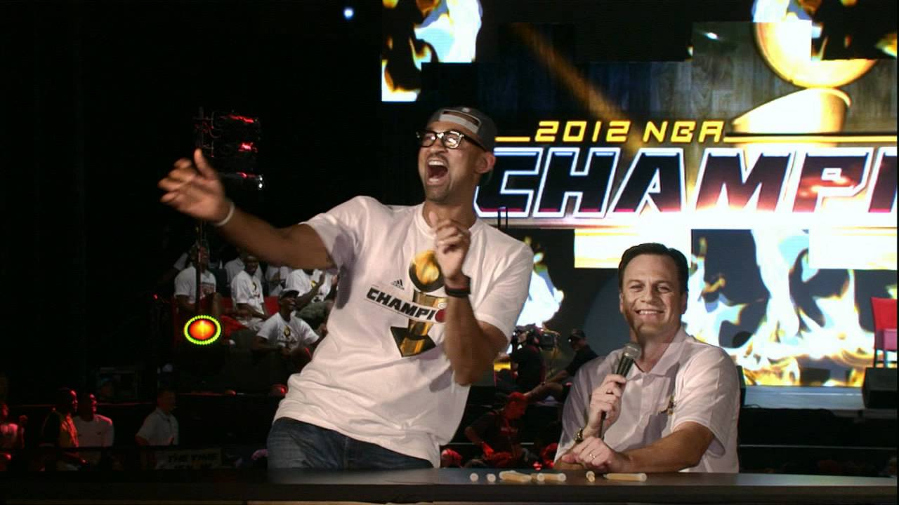Juwan Howard shows his Dance Move
